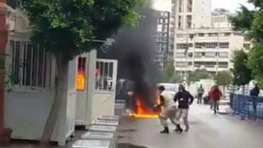 بالفيديو: مواطن يحرق نفسه أمام "الضمان الإجتماعي" في بئر حسن!