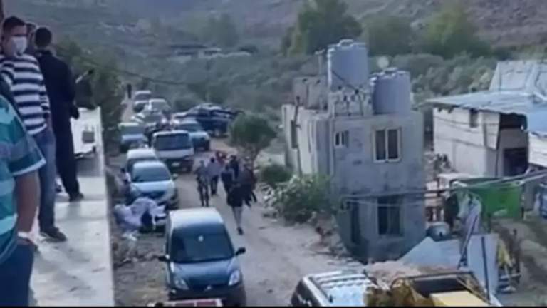 بالفيديو: توتر في بلدة عربصاليم مع قوى الأمن بسبب إزالة خيمة لإحدى مزارع الأبقار، ما يؤدي الى تلف كمية كبيرة من الأعلاف تقدر قيمتها بعشرات الاف الدولارات 